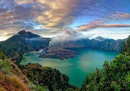 Rinjani Trekking 3D/2N via Sembalun (Summit&Lake)